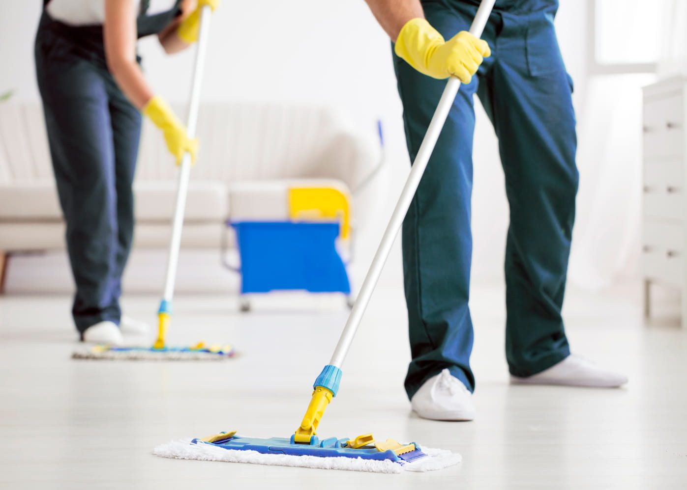 Des employés de l'Entreprise nettoient le sol pour une propreté et une hygiène impeccable